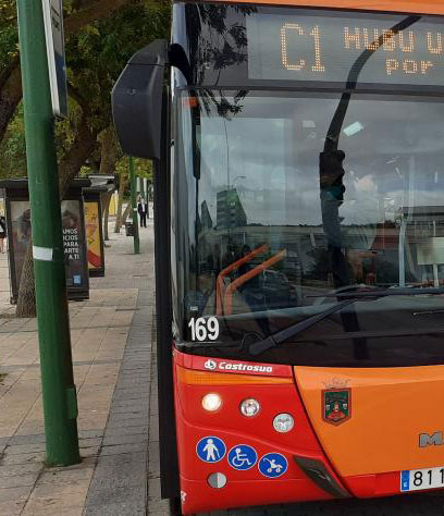 Un autobús municipal de Burgos cerca de la residencia