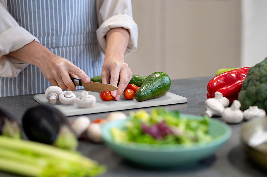 Cortando verduras para hacer la comida de la residencia