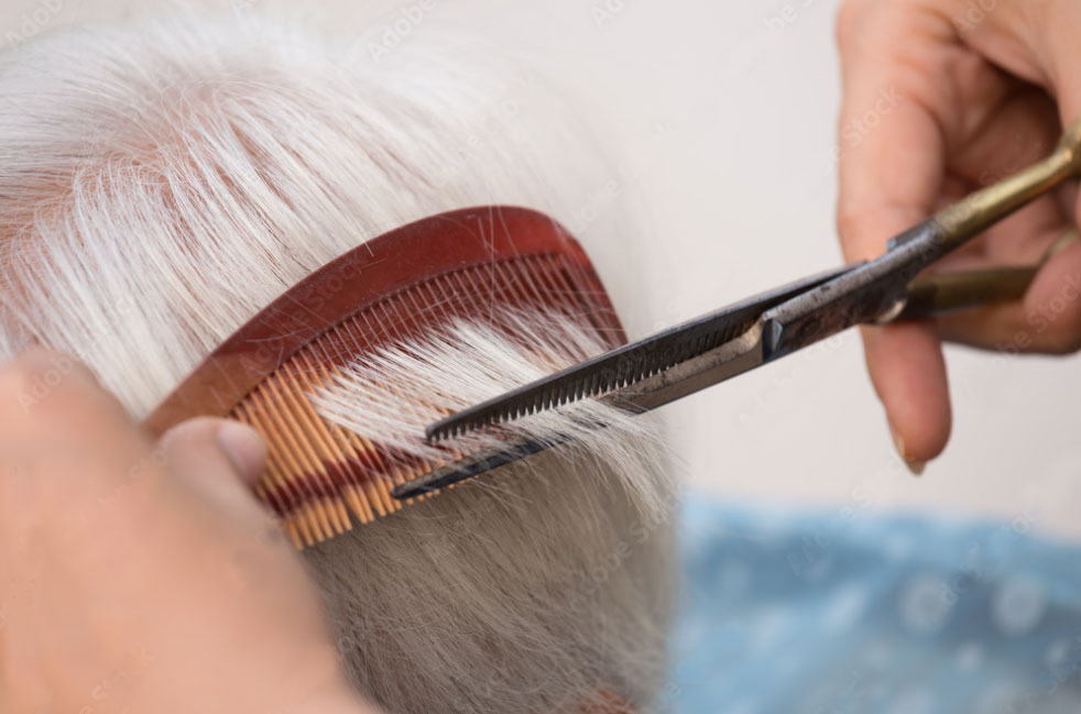 Servicio de corte de pelo de un señor mayor en la residencia